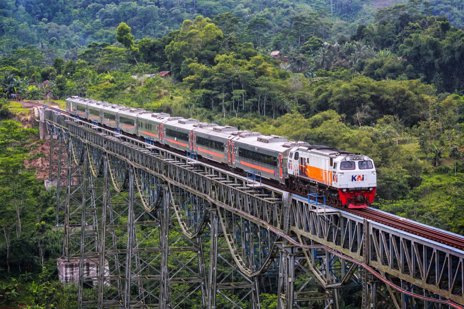 Ilustrasi kereta api sedang melintas (SinPo.id/ Dok. KAI)