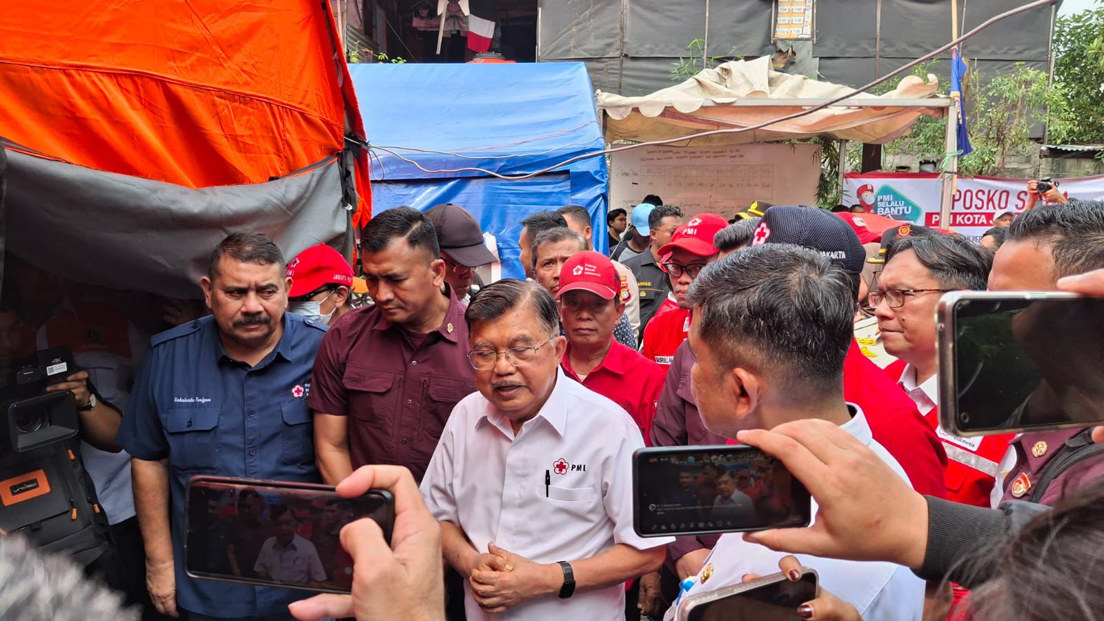 JK mengunjungi posko korban pengungsi kebakaran di Kemayoran (SinPo.id/ Humas PMI)