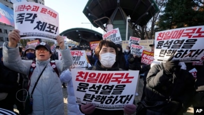 Anggota oposisi utama Partai Demokrat menggelar unjuk rasa menentang Presiden Korea Selatan Yoon Suk Yeol (Sinpo.id/AP)