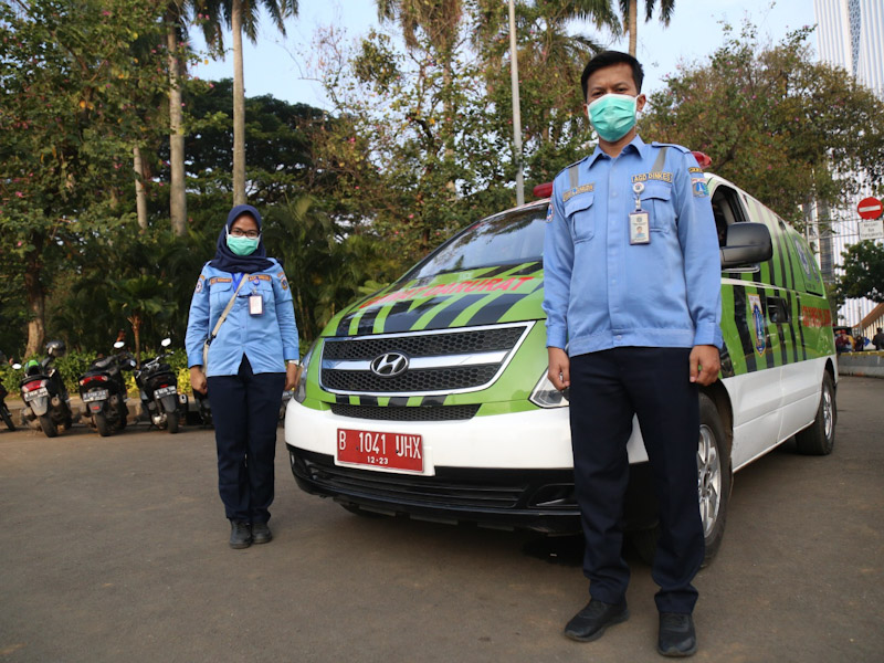 Petugas kesehatan bersama mobil ambulan (SinPo.id/Beritajakarta)