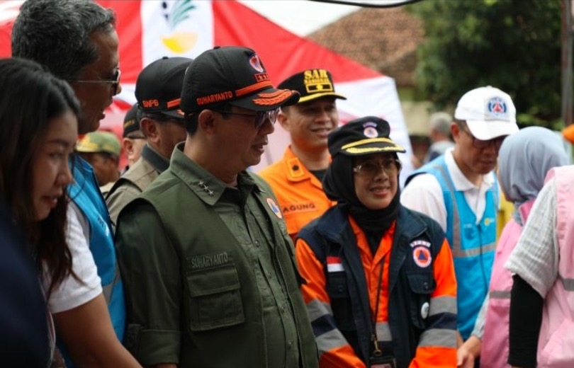 Kepala BNPB Suharyanto saat meninjau penanganan bencana di Sukabumi. (SinPo.id/dok. BNPB)