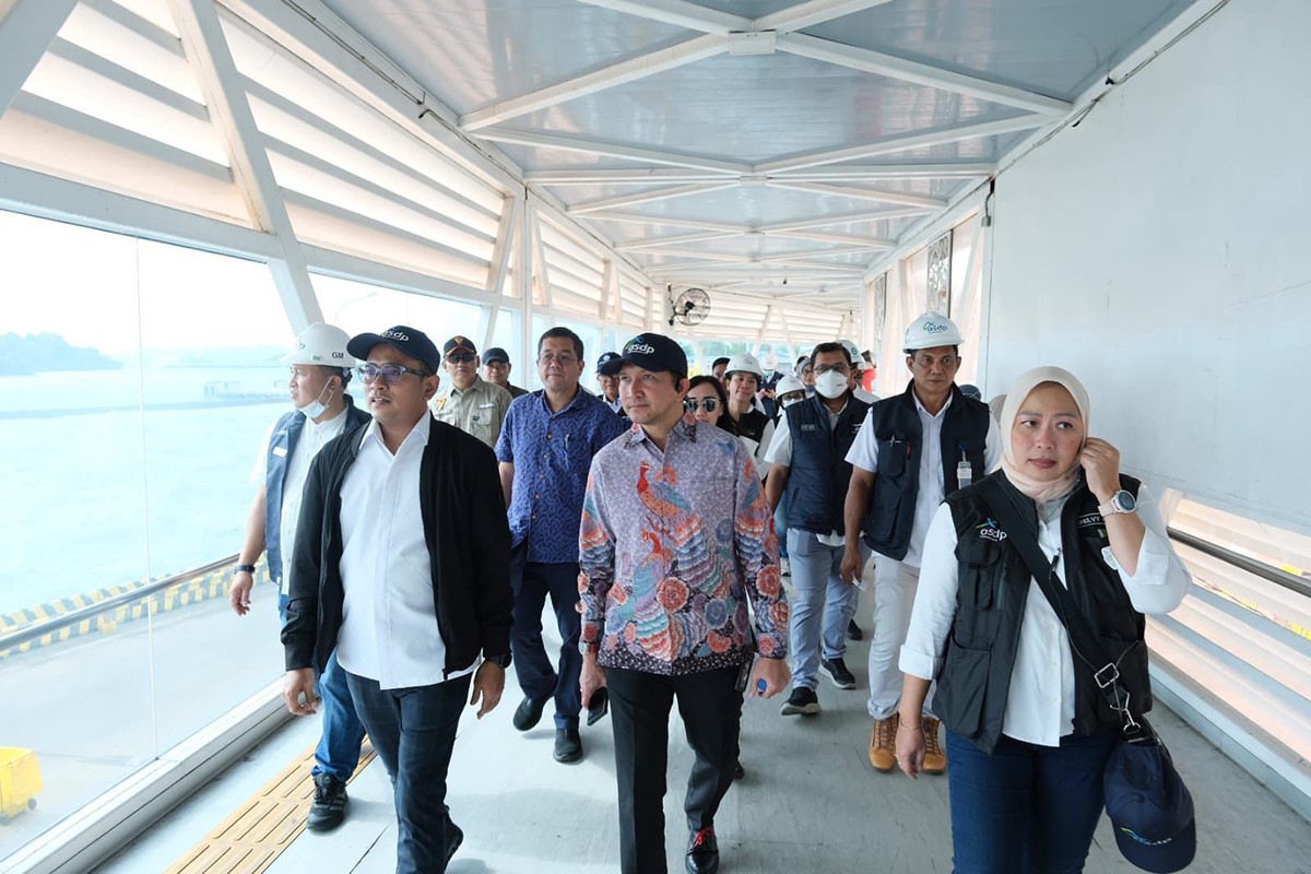 Dirut PT ASDP Indonesia Ferry (Persero) Heru Widodo dan jajaran melakukan pengecekan sarana dan prasarana penyeberangan di Pelabuhan Merak dan Bakauheni menjelang Nataru. (SinPo.id/Humas ASDP)