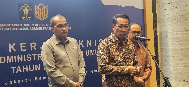 Menteri Hukum Supratman Andi Agtas (Tengah)