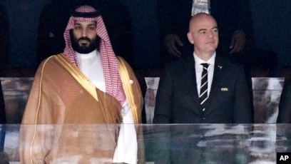 Putra Mahkota Arab Saudi Pangeran Muhammad Bin Salman bersama Presiden FIFA Gianni Infantino (SinPo.id/AP)