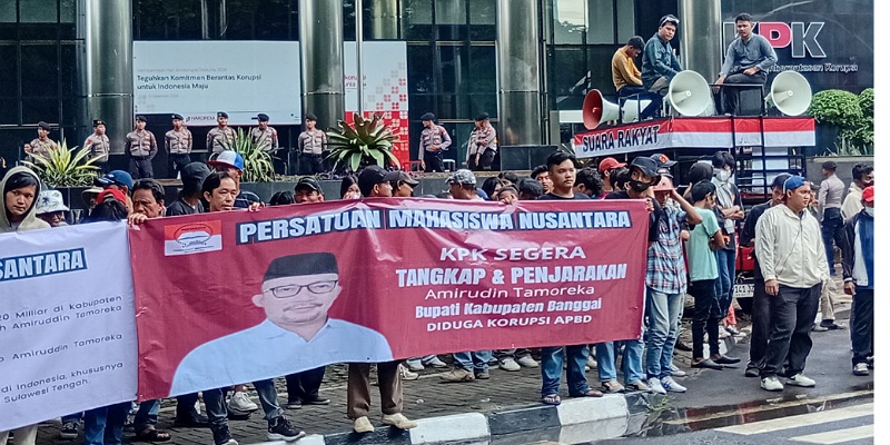 Massa aksi geruduk kantor KPK di Jalan Kuningan Persada, Jakarta Selatan (Sinpo.id)