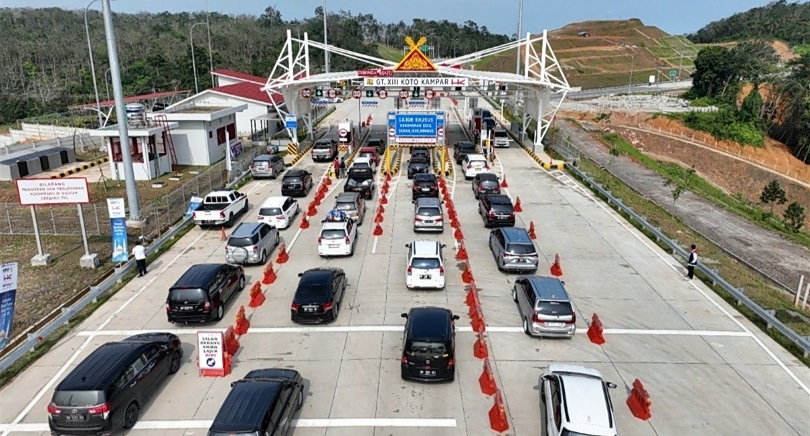 Kendaraan melintasi tol trans Sumatera. (SinPo.id/dok. HK)