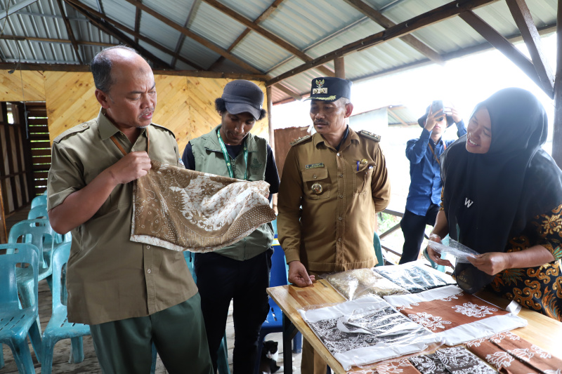 Kegiatan membatik di Desa Tanjung Rejo Sumut (Sinpo.id/Dok: Pemerintah Desa Tanjung Rejo)