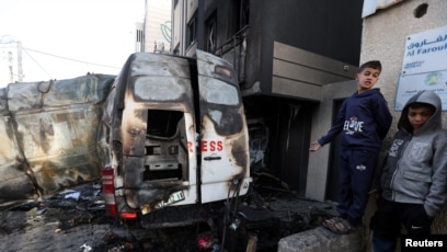 Ambulan terbakar Rumah Sakit Al-Awda, Jalur Gaza tengah (SinPo.id/Reuters)