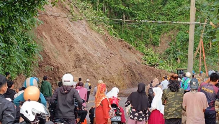 Sejumlah kendaraan roda dua mengantre untuk melintasi jalan nasional ruas Bagbagan-Kiaradua tepatnya di Kampung Cimapag. (SinPo.id/Antara)