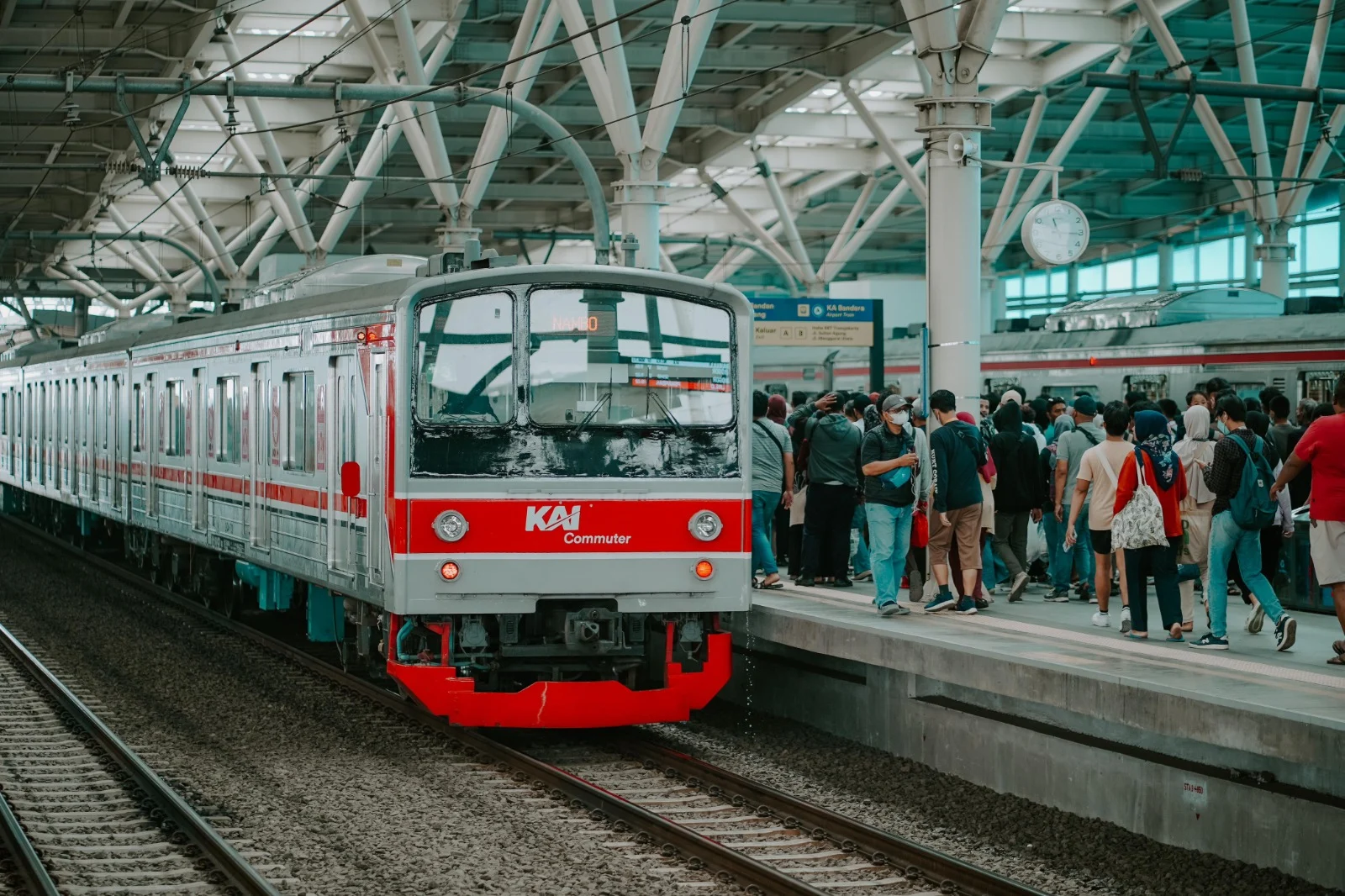 Ilustrasi penguna KRL (SinPo.id/KAI)