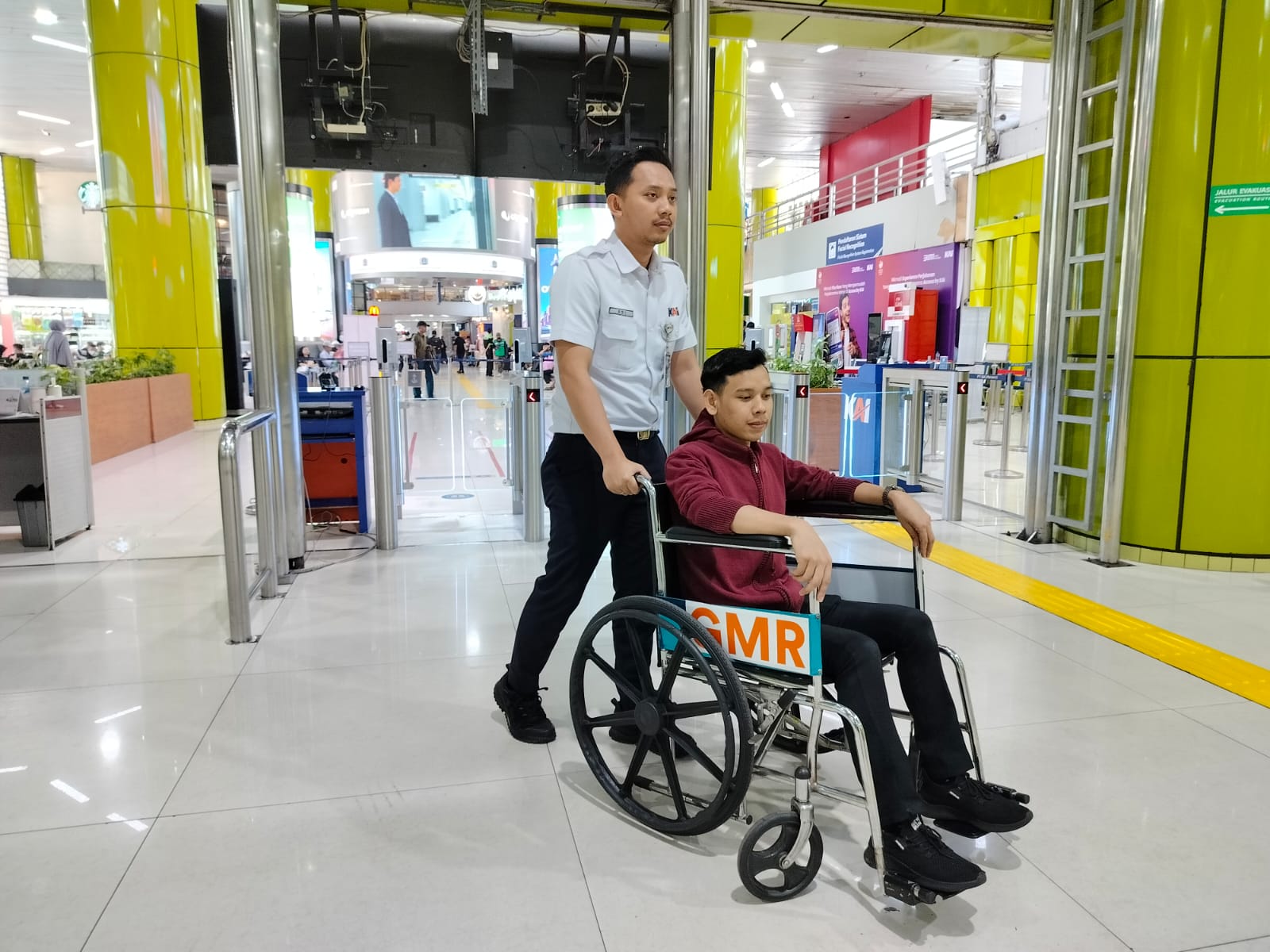 KAI Daop I Jakarta memberikan diskon tiket sebesar 20 % untuk kelas, Eksekutif, Bisnis dan Ekonomi bagi penyandang disabilitas (Ashar/SinPo.id)