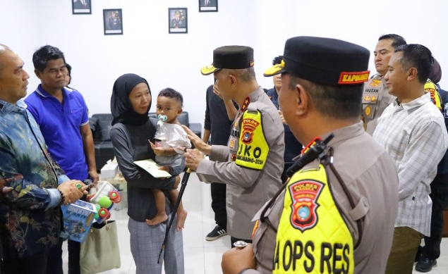 Kapolda Babel Irjen Pol Hendro Pandowo saat temui korban penyekapan (SinPo.id/ Humas Polri)