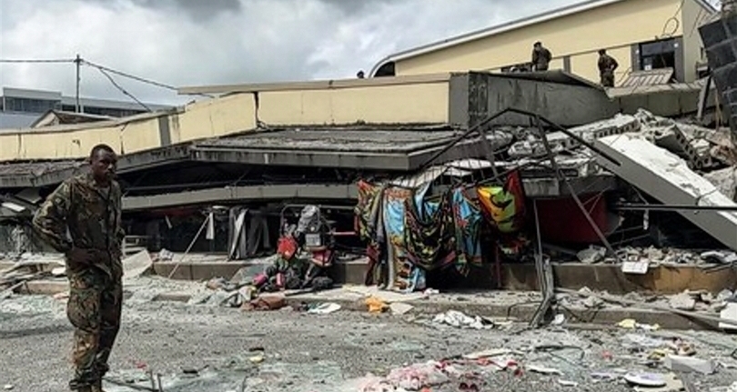 Petugas sedang memeriksa kondisi setelah gempa bumi dahsyat melanda Vanuatu (SinPo.id/AFP)