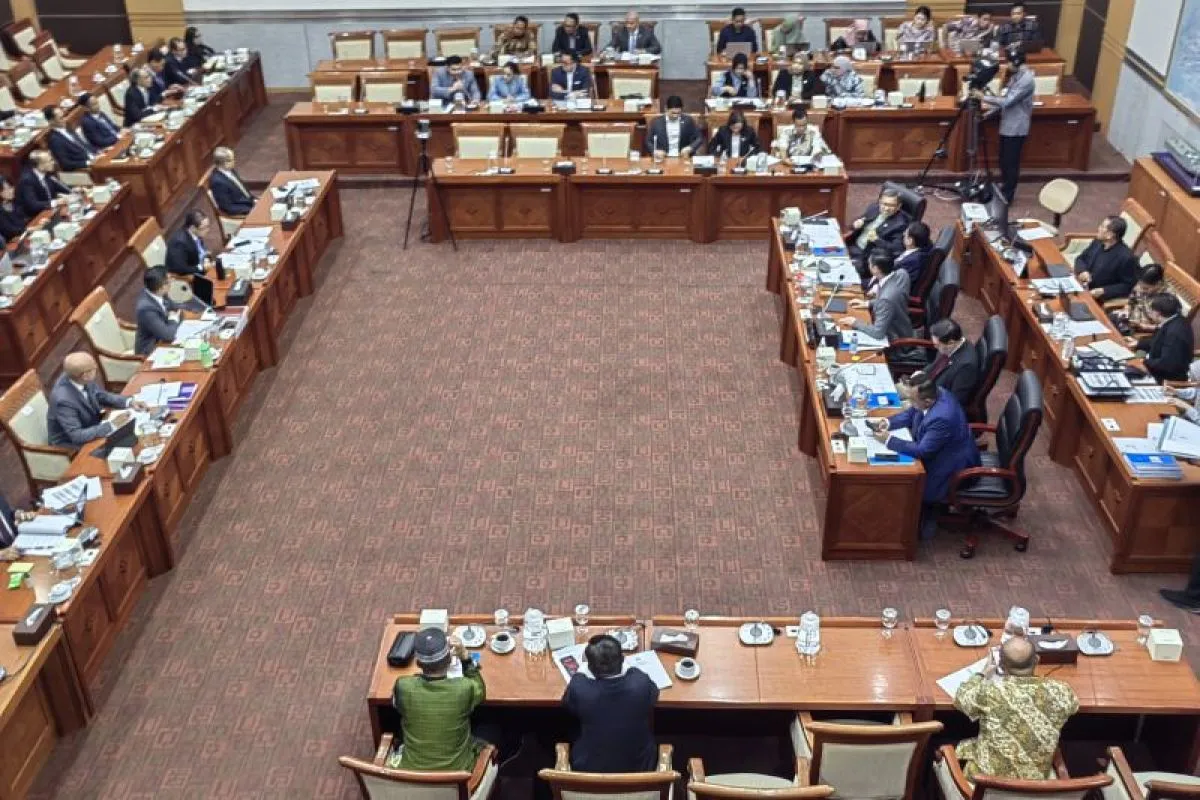 Rapat perdana Komisi I DPR RI dengan Menteri Luar Negeri (Menlu) RI Sugiono di Kompleks Parlemen, Senayan, Jakarta pada Senin, 2 Desember 2024. (SinPo.id/Antara)