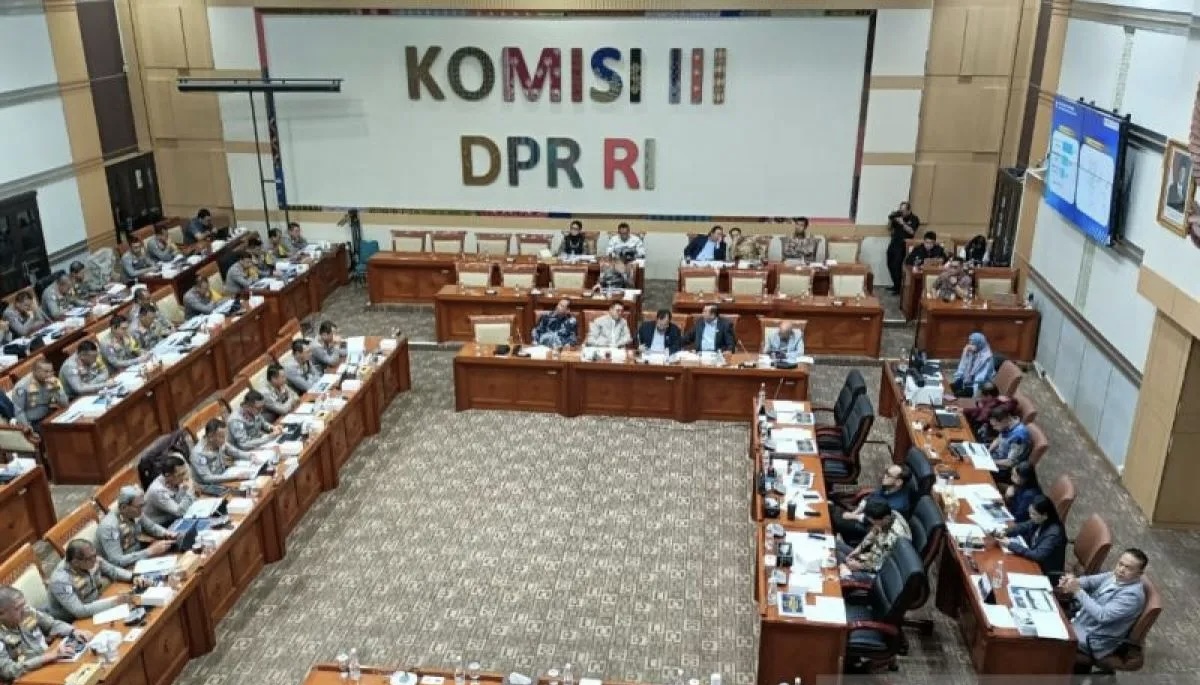 Rapat perdana Komisi III DPR RI dengan Kepala Korlantas (Kakorlantas) Polri Irjen Pol. Aan Suhanan bahas kesiapan pengamanan Hari Raya Natal 2024 dan Tahun Baru 2025. (SinPo.id/Antara)