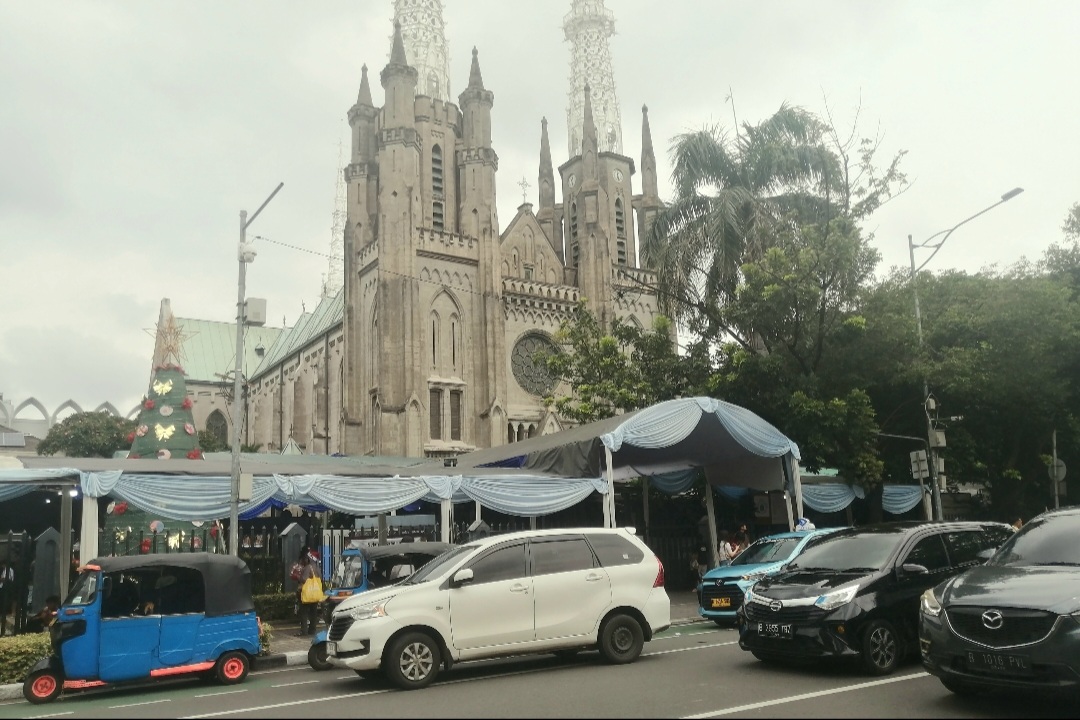 Suasa depan Gereja Katedral Santa Maria Jakarta. (SinPo.id/Tio)