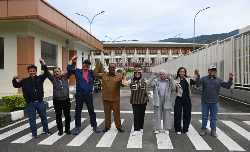 Anggota Komisi X DPR RI Agung Widyantoro, dalam foto bersama disela-sela Kunjungan Kerja Reses ke Papua. (SinPo.id/Dok. DPR RI)