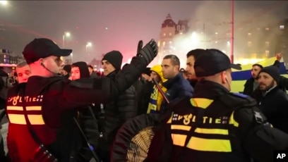 Polisi mengawal fans klub sepak bola Maccabi Tel Aviv menuju stasiun metro (SinPo.id/AP)