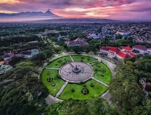 Ilustrasi alun-alun tugu Kota Malang (SinPo.id/ Dok. Kemenpar)