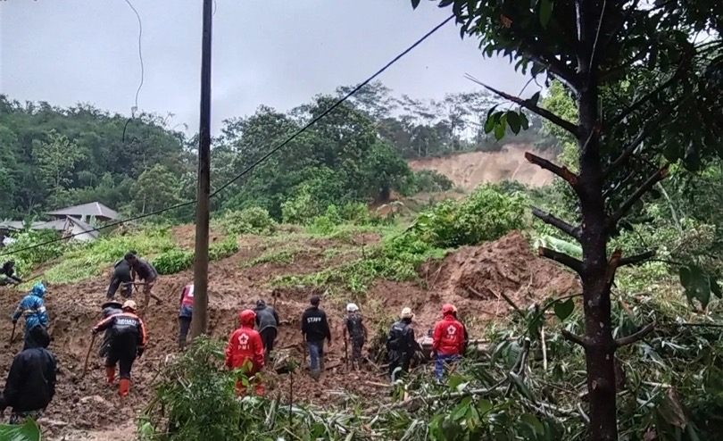 Petugas mencari korban tertimbun longsor di Sukabumi. (SinPo.id /dok. BNPB)