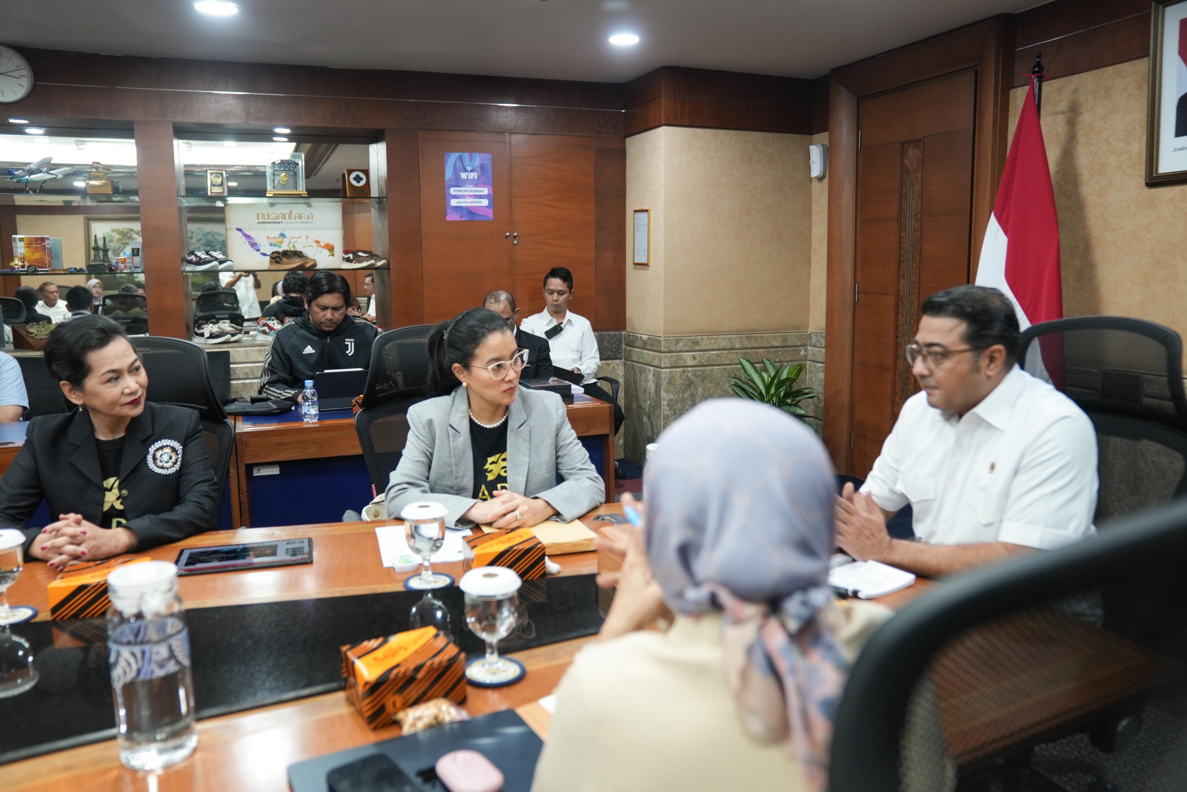 Menekraf Teuku Riefky Harsya bertemu Persatuan Artis Film Indonesia (PARFI) 1956 membahas peluang kerja sama dalam mengembangkan ekonomi kreatif. (SinPo.id/Dok. Kemenekraf)