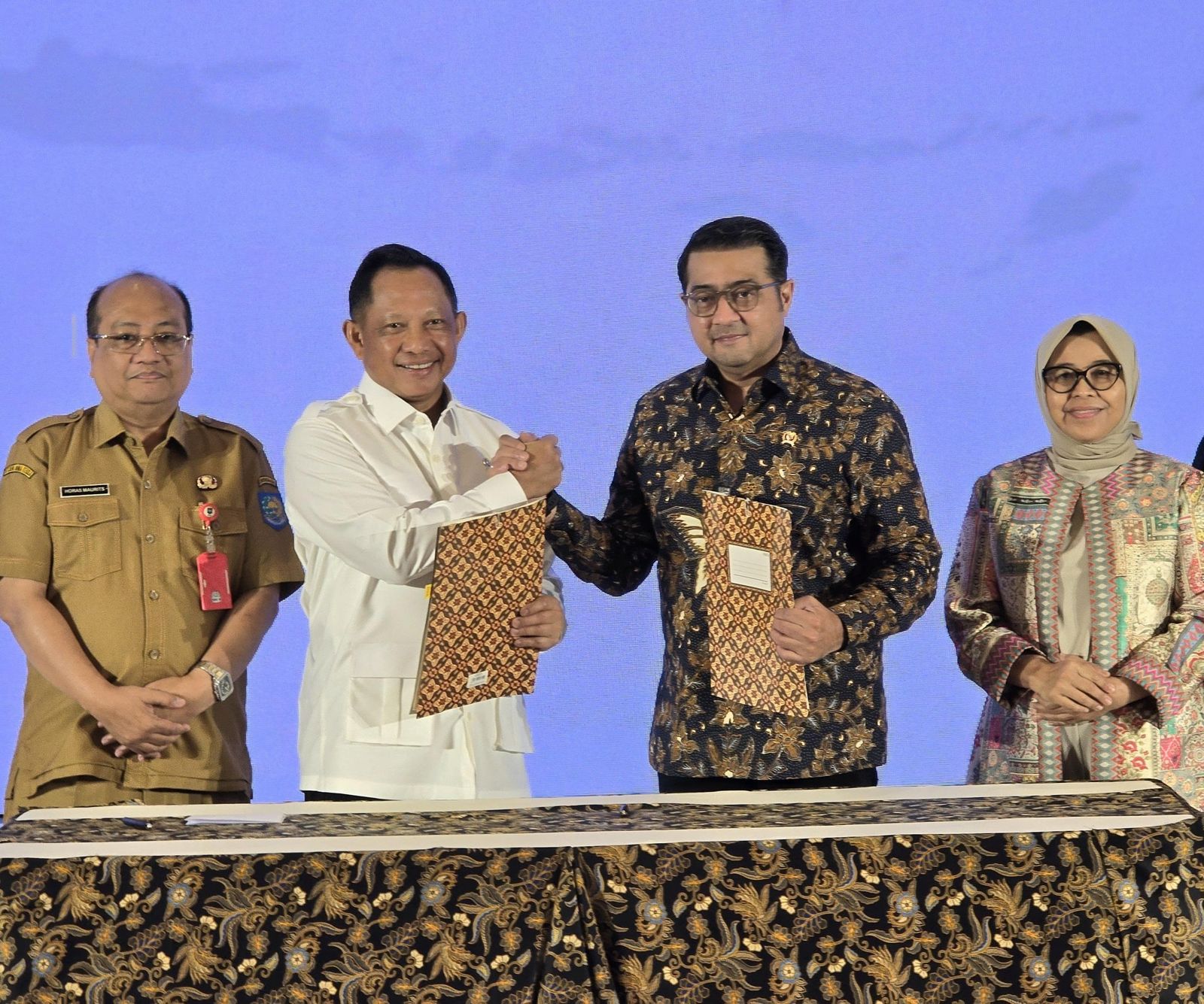 Menekraf Teuku Riefky Harsya dan Mendagri Tito Karnavian meneken surat keputusan bersama pengukuhan kerja sama pengembangan ekonomi kreatif. (SinPo.id/Dok. Kemenkraf)