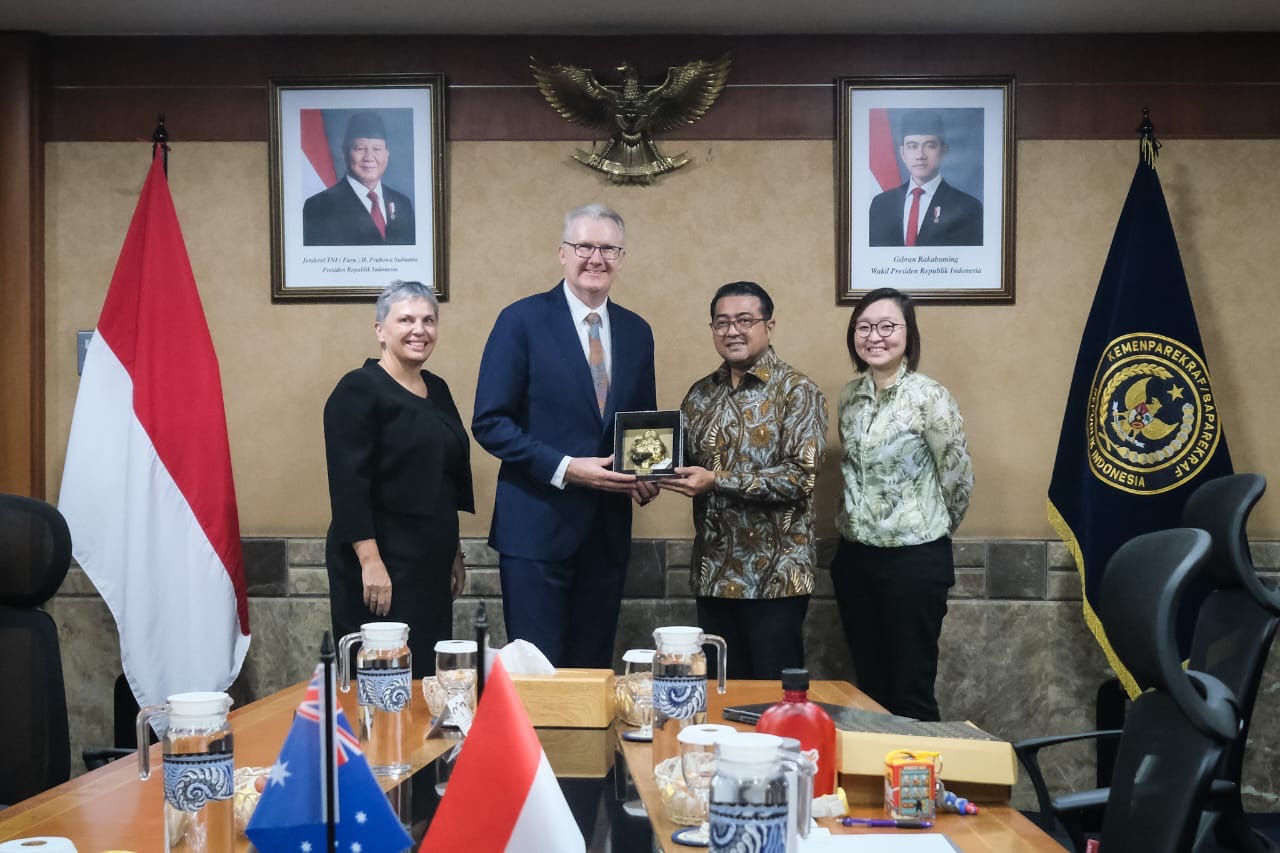 Menekraf Teuku Riefky Harsya menerima kunjungan Menteri Imigrasi, Kewarganegaraan, dan Urusan Multikultural Australia, Tony Burke. (SinPo.id/Dok. Kemenekraf)