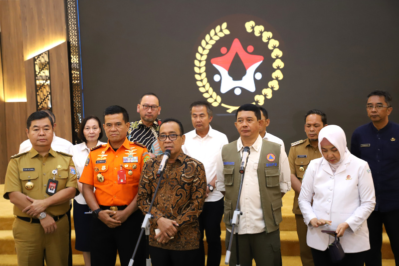 Menko PMK Pratikno memimpin rapat tingkat menteri (RTM) tentang antisipasi cuaca buruk Jabodetabek (Ashar/SinPo.id)