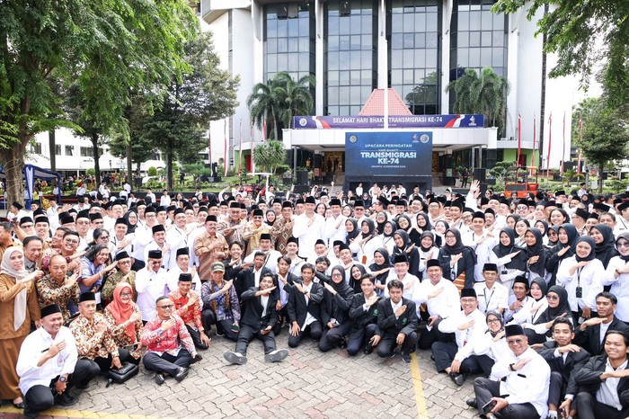 Mentrans Iftitah Sulaiman Suryanagara dan Menko IPK Agus Harimurti Yudhoyono foto bersama jajaran pegawai Kementrans di peringatan Hari Bakti Transmigrasi Ke-74. (SinPo.id/Dok. Kementrans)