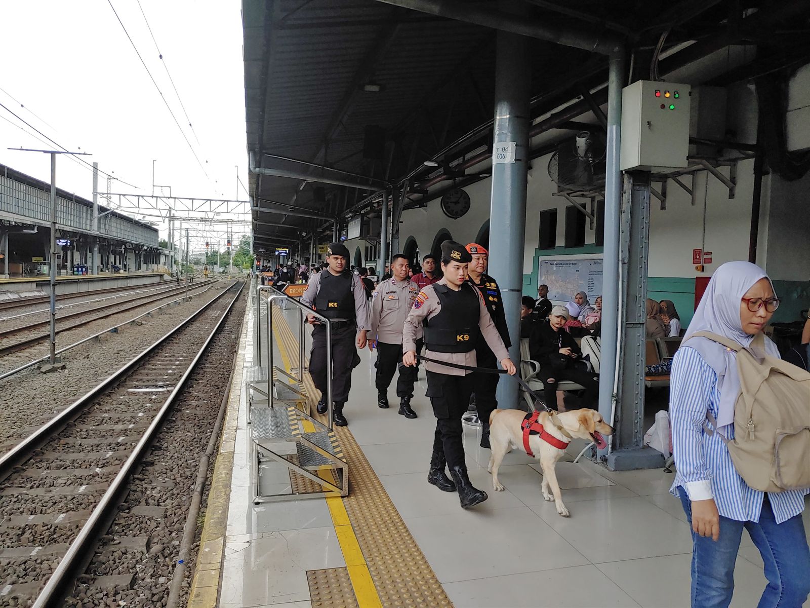 Anjing pelacak melakukan strelisasi area Stasiun Pasar Senen (SinPo.id/Dok.Polres Jakpus)