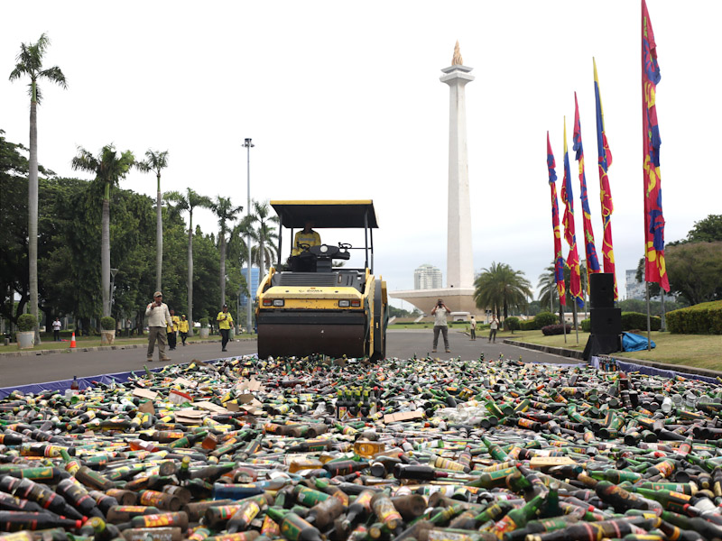 Pemprov DKI Musnahkan 9.712 Botol Miras Ilegal (SinPo.id/Beritajakarta)