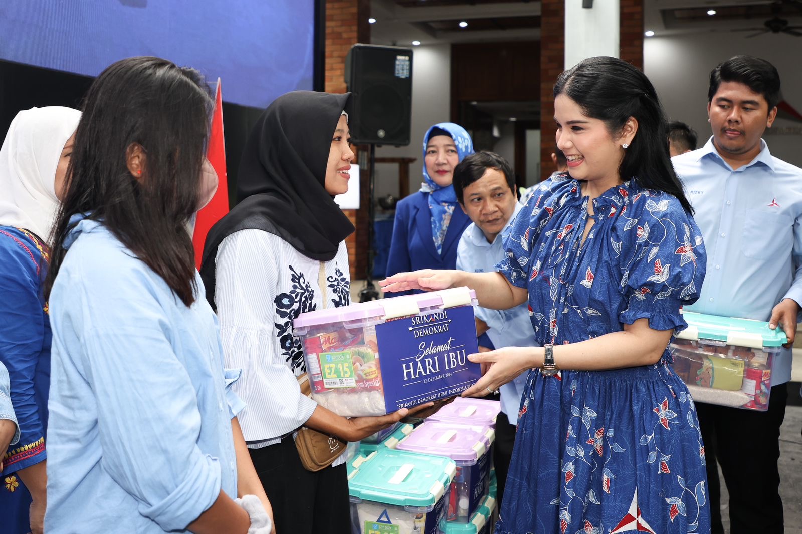 Srikandi Demokrat merayakan Hari Ibu dengan menyalurkan sumbangan sembako untuk para Ibu-ibu pejuang keluarga di Kantor DPP Demokrat. (SinPo.id/Istimewa)