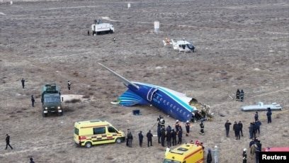 pesawat milik Azerbaijan Airlines di lokasi kecelakaan di Kota Aktu, Kazakshtan (SinPo.id/Reuters)