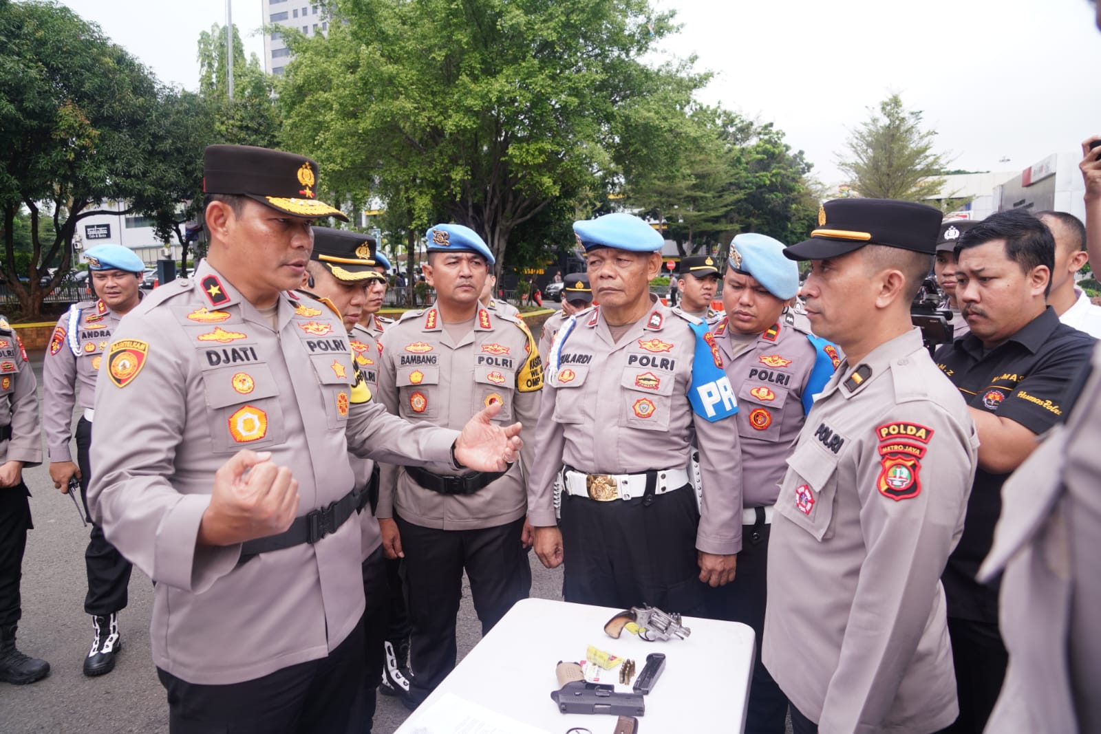 Wakapolda Metro Jaya Brigjen Pol Djati Wiyoto Abadhy saat melakukan pengecekan senpi (SinPo.id/Humas Polda Metro Jaya)