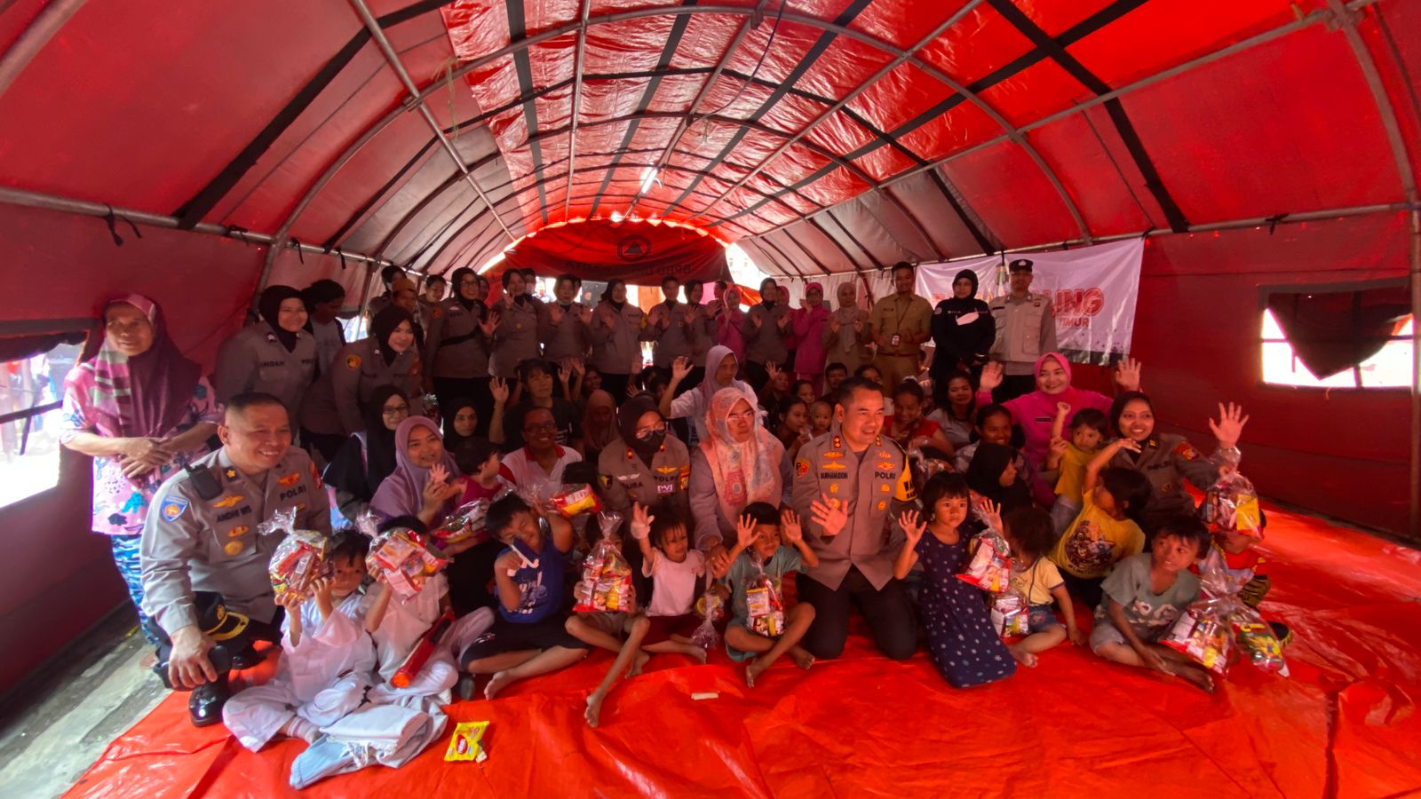 Kegiatan trauma healing untuk korban kebakaran Jatinegara (SinPo.id/ Humas Polda Metro Jaya)