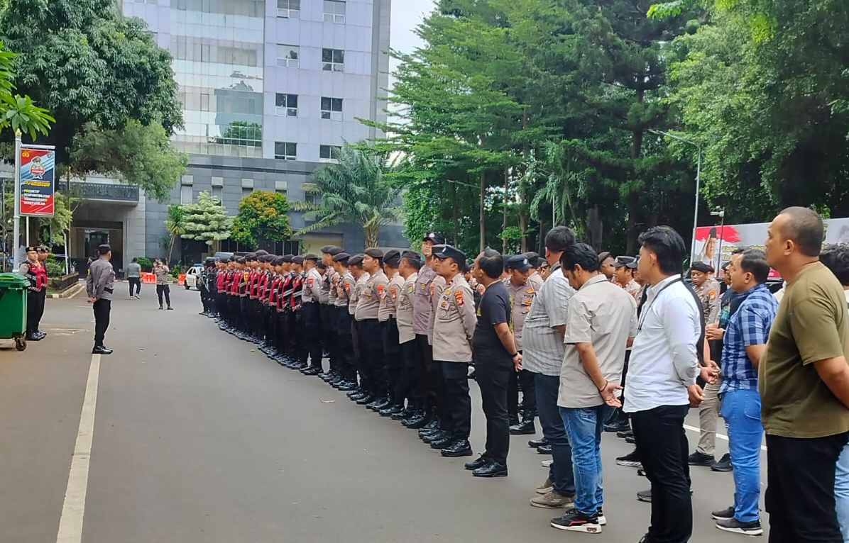 Para personel yang mengawal rekapitulasi suara Pilkada 2024 (SinPo.id/Humas Polda Metro Jaya)