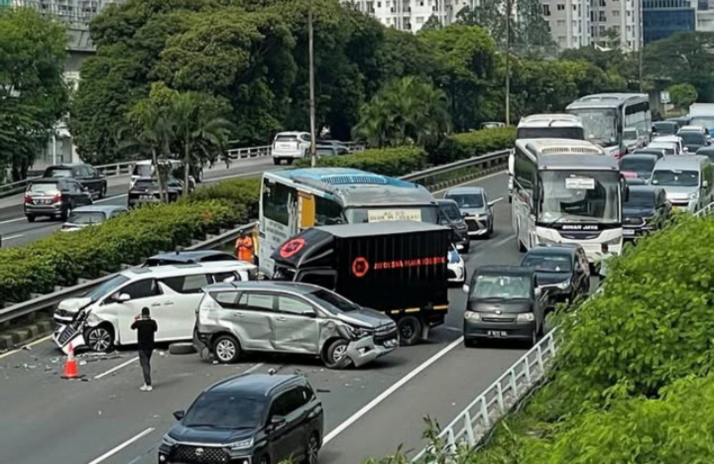 Kecelakaan beruntun di Tol Dalam Kota Jakarta (SinPo.id/ Tangkapan Layar)