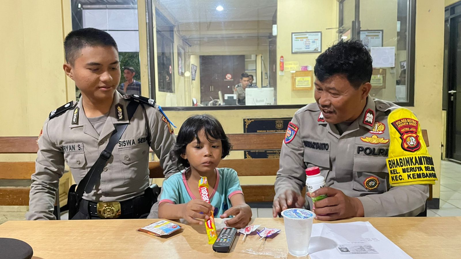 Anak yang ditemukan masyarakat Kembangan, Jakbar (SinPo.id/Dok.Polesk Kembangan)