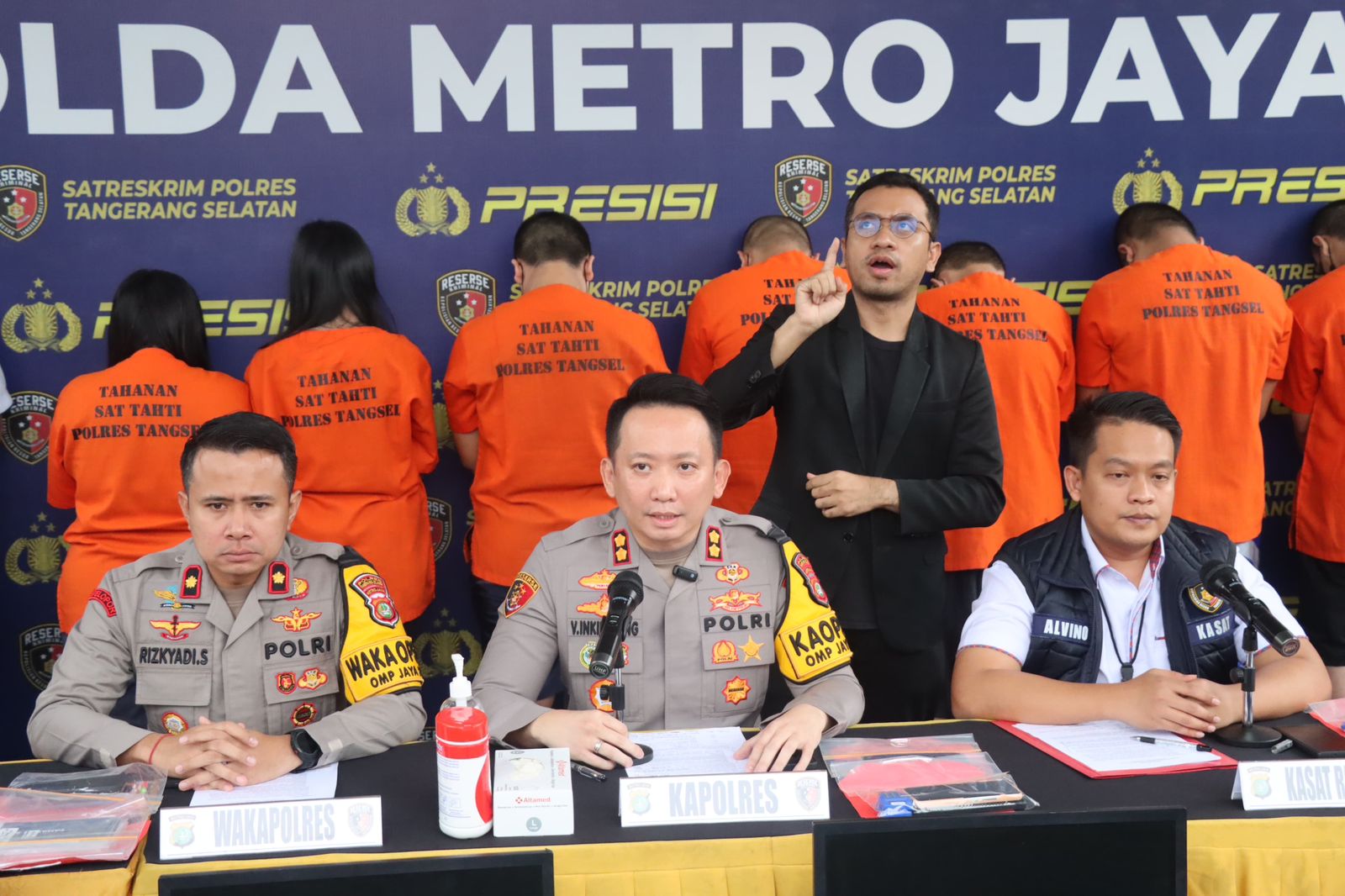 Konfrensi pers pengungkapaan judi online jaringan internasional (SinPo id/Dok.Polres Tangsel)