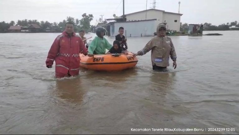 Evakuasi korban banjir Sulsel (SinPo.id/ Humas Polri)