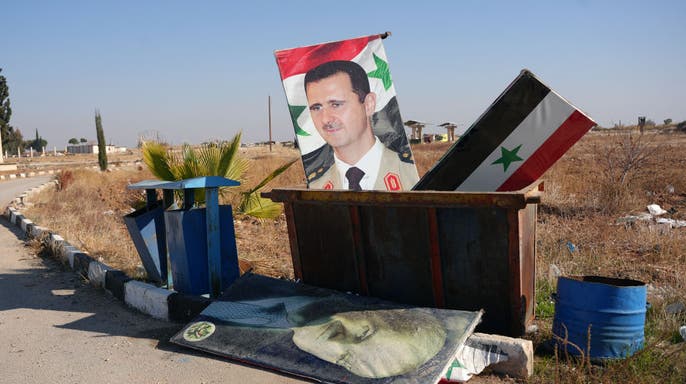 Foto Presiden Suriah Bashar al-Assad yang dibuang di tempat sampah oleh pemberontak (SinPo.id/ AFP)