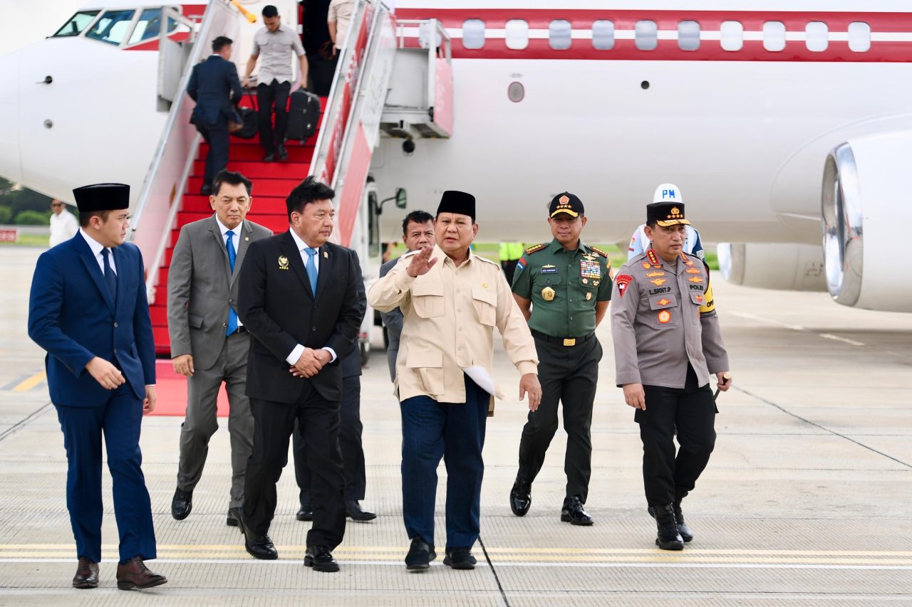 Presiden Prabowo Subianto tiba di Jakarta setelah menghadiri Konferensi Tingkat Tinggi (KTT) ke-11 Developing Eight (D-8) di Kairo, Mesir pada Senin, 23 Desember 2024. (SinPo.id/BPMI Setpres/Cahyo)