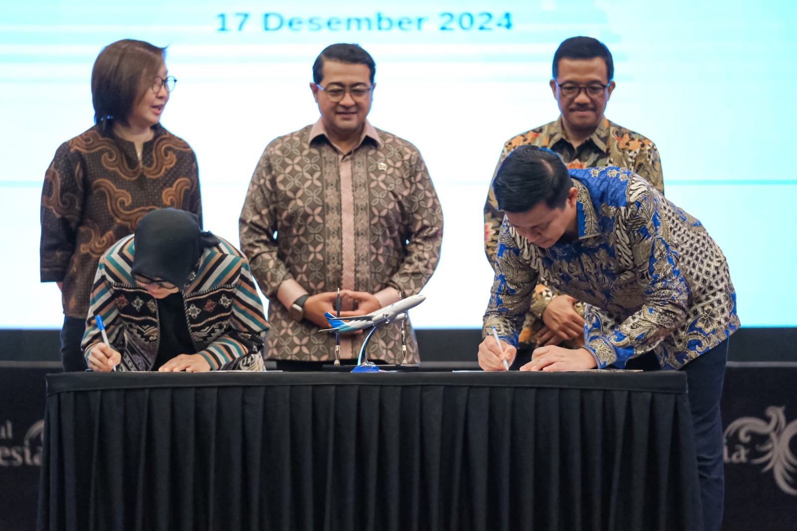 Menekraf Teuku Riefky Harsya menandatangani MoU dengan PT Garuda Indonesia (Persero) Tbk. (SinPo.id/Dok. Kemenkraf)