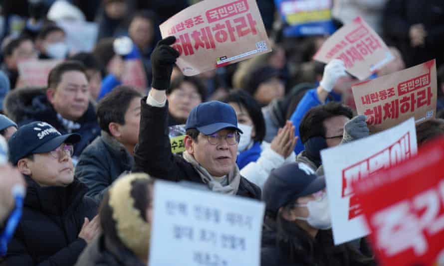 Pemimpin partai oposisi, Lee Jae-myung, ikut dalam aksi unjuk rasa. (SinPo.id/AP)