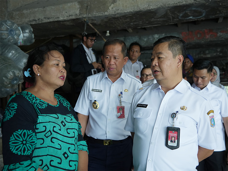 Penghuni kolong Tol di relokasi (SinPo.id/Beritajakarta)