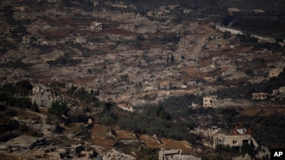 Bangunan-bangunan yang hancur di wilayah desa Odaisseh, di Lebanon selatan