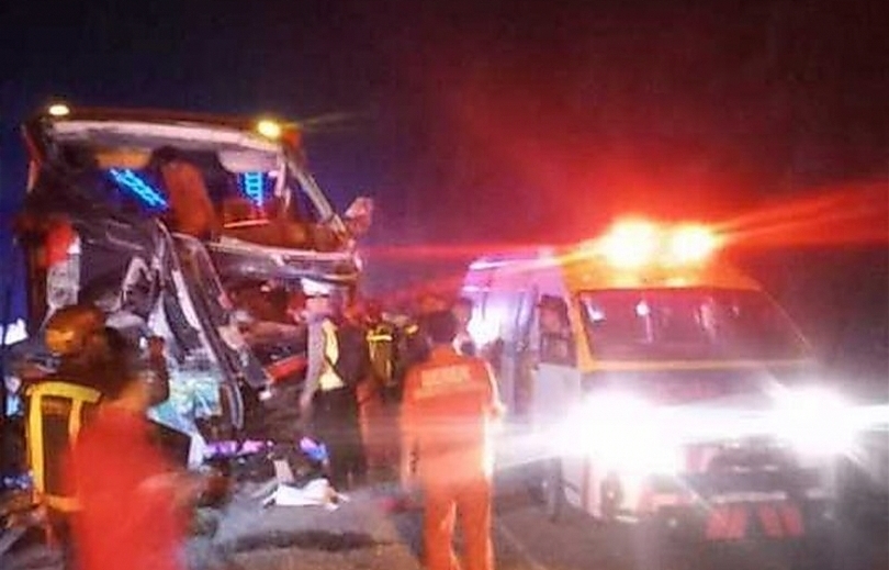 Petugas menangani bus usai mengalami kecelakaan di Tol Cipularang (SinPo.id/ Dok. Jasa Marga)