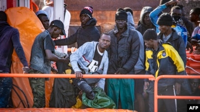 Sejumlah migran turun dari kapal di pelabuhan La Restinga di Kepulauan Canary, Spanyol (SinPo.id/AFP)