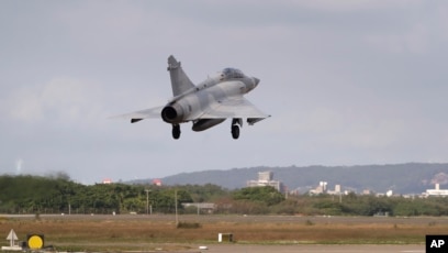 Pesawat tempur Taiwan mendarat di pangkalan udara di Hsinchu, utara Taiwan (SinPo.id/AP)