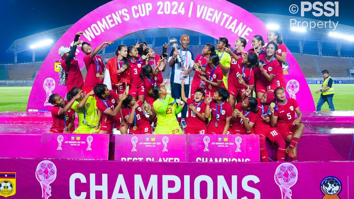 Tim nasional putri Indonesia menjuarai Piala AFF Putri 2024 setelah menundukkan Kamboja dengan skor 3-1 pada laga final yang digelar di Stadion Nasional New Laos. (SinPo.id/Dok. PSSI)